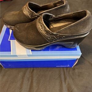 White Mountain Black Leather Slip-On Wedge Shoes Size 8